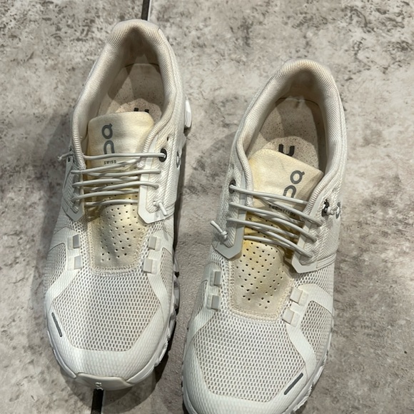 ON CLOUD-All white Cloud 5, Women’s 8/Men’s 6 - Picture 9 of 10